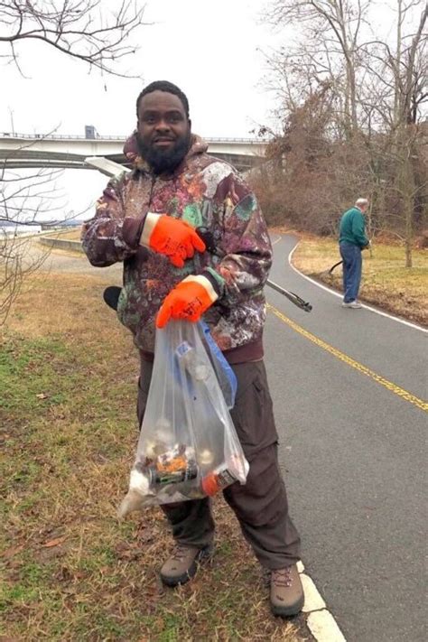 Volunteers start New Year by cleaning up Mount Vernon Trail